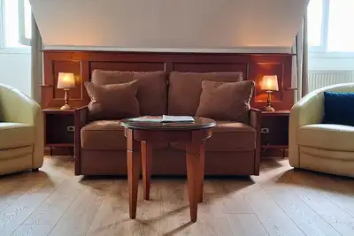 Image de Appartement au coeur de la ville fortifiée, proche des commerces, restaurants.