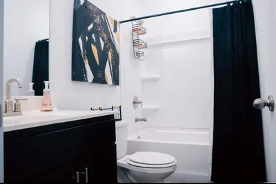 Image de 3-bedroom townhome in West Midtown. Central location