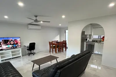 Image de Renovated House, 3Bed Master with A/C, Free Parking