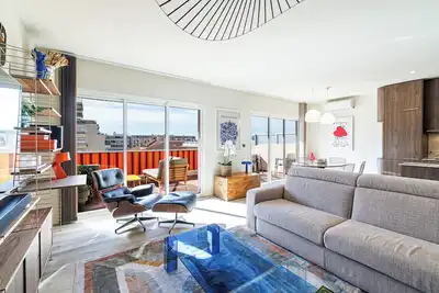 Image de Appartement calme et élégant avec 2 terrasses au cœur de Cannes.
