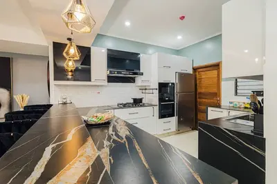 Image de Family home w/hot shower/rooftop pool 5 min to Marine national park&Haller Park