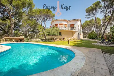 Image de Maison de vacances « La Volière du Pesquier » avec piscine partagée, Wi-Fi et climatisation