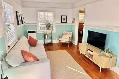 Image de Coastal Beach Cottage 5-minute walk to the beach, coffee shops, and dining