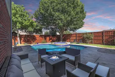 Image de 5br Frisco w/ Pool • Sleeps 14 • Near The Star
