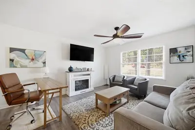 Image de Pet-Friendly Stylish  Home Near Arabia Mountain