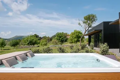 Image de Cottage in the country with private and heated jacuzzi.