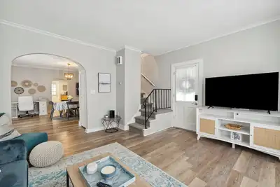 Image de Nautical abode Uptown Maumee by River-Blue Side!