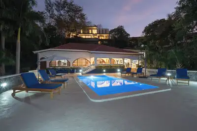 Image de Beach vibes & sunset views! Pool, sleeps 10! Playa Flamingo, Villa Aves.