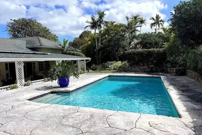 Skyline Heights House: Tropical Oasis with Private Pool