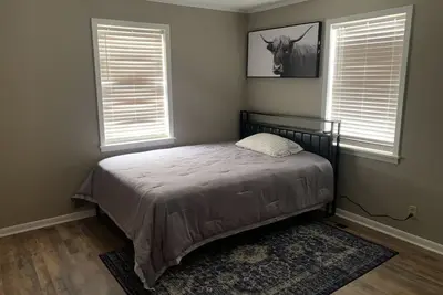 Image de Jtown Guesthouse 702\n3 bedroom fire pit beautiful backyard.