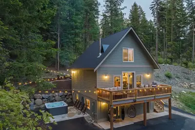Image de Unplug in Nature + Cabin in the Pines + Hot Tub, Game Room, Near the Lake