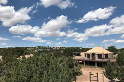 Image de Spirit Yurt is a serene off-grid rental in the high desert south of Santa Fe, Nm