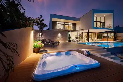 Luxury 4br Seafront Villa with Pool and Jacuzzi