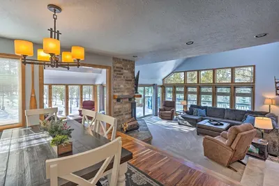 Image de Hot Tub Retreat with Sharc Passes, Deck and Bikes
