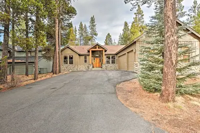 Image de Spacious Sunriver Getaway with Hot Tub and Games
