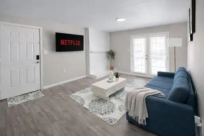 Image de Central Addison Apt w/ Pool, Gym, Free Parking