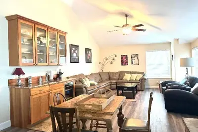 Image de Terrific 4-bedroom house in charming Cloverdale with fitness room