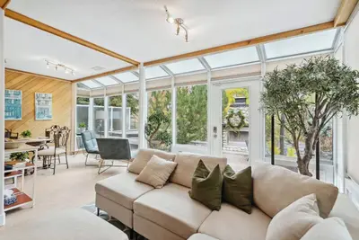 Image de 2br Basement Suite| 3 Beds + Sofa bed