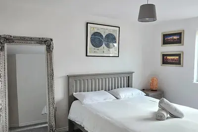 Image de Spacious apartment. Two minutes from Cardiff Bay. Ten minutes to the city centre.