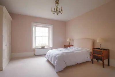 Image de Stunning 6-bedroom country estate near charming Marlborough, perfect for groups.