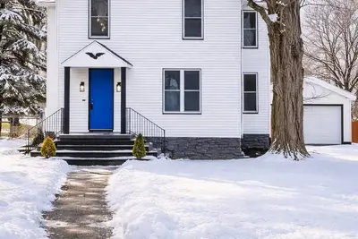 Image de 3-bedroom century lake house