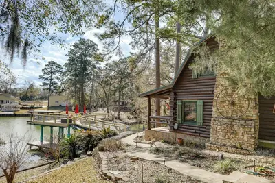 Image de Private Hot Tub & Dock: Lake Livingston Log Cabin!
