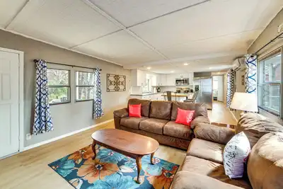 Image de Home 2 Mi to Cedar Creek Lake: Bring Your Pets!