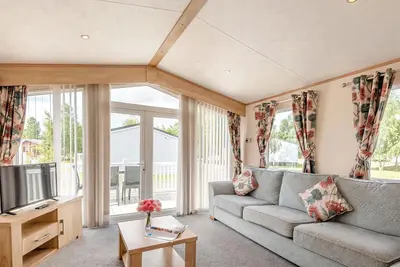 Image de Gold Premium Caravan with parking & decking 4