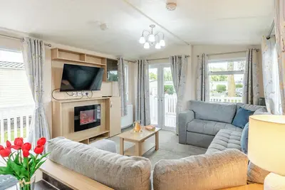 Image de Gold Premium Caravan with parking & decking 6