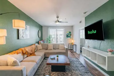 Image de Stylish Asu Condo w Pool, Gym, Balcony, and Parking