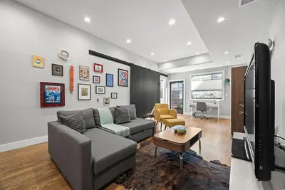 Image de Heart of Downtown | City Views | Deck + Bbq