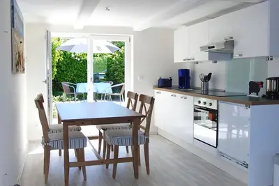 Image de Cozy vacation home with private garden and view of the dike