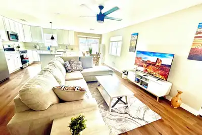 Image de High-End Modern Desert Retreat - 12 Min to Dt & Airport