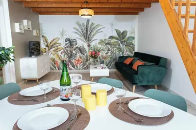 Image de Au Pied de la Cathédrale – Écrin de Verdure Exubérante - AtypiqueVendée Luçon