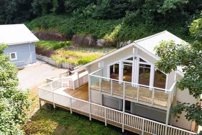 Image de 5* Woodland Lodge with covered hot tub, dog friendly, golf, close to beach