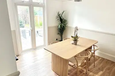 Image de Spacious Modern 4 Bedroom Home with Garden & Free Parking | Greater Ldn