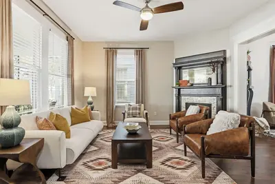 Image de Savanah Home, Walkable Downtown, 30+ Days