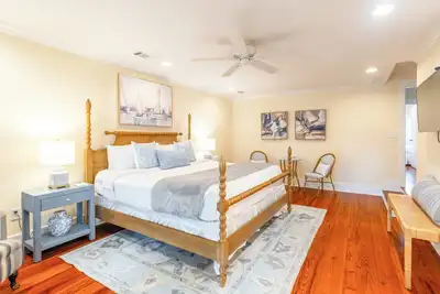 Image de 3 Bed 3 Bath Historic Downtown Savannah * Private Courtyard