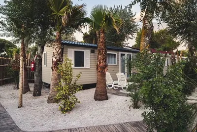 Image de Mobil home confortable avec terrasse pour 6 personnes