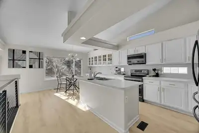 Image de Welcome to your Denver Getaway! \nStay in a cozy modern 3- Bedroom 2. 5-Bath Home.