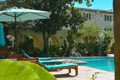 Image de 4 Pet-Friendly Double Suite w/ Grill, Pools, & Hot Tub | Near Museums & Downtown