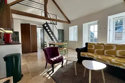 Image de Logis du Pressoir Sainte Suzanne proche de la cité historique