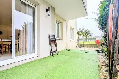 Image de Moins de 10 mn à pied du centre ville \nTerasse. Parking sécurisé. Commerces à 100m