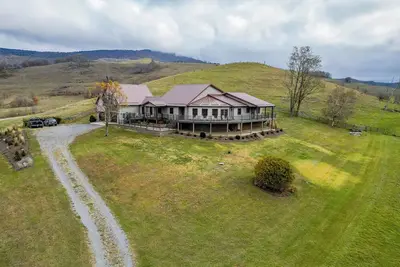 Image de Mountain Top Farmhouse w/ Stunning 270° views