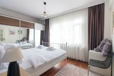 Image de Chic 2br Gem on Moda’s Iconic Antiques Street