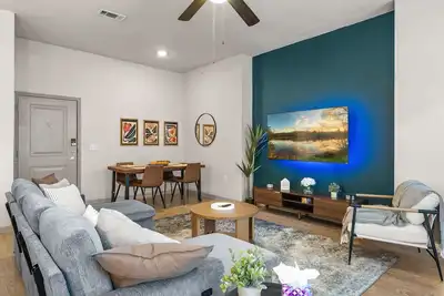 Image de New Luxury Apartment in excellent location Near Dwtn and Airport. Pool and Gym
