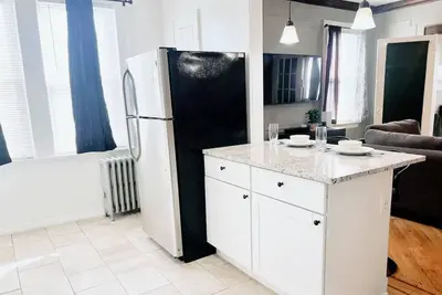 Image de 2-bedroom apartment in welcoming Irvington with Ac for relaxing stays