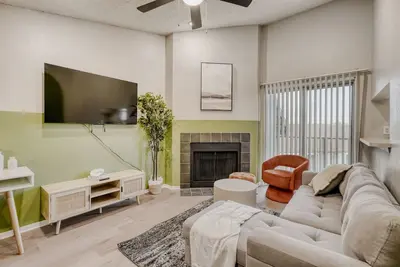 Image de Urban Chic Getaway 2b | Sleeps 6 | Pool, Prkg, W/D
