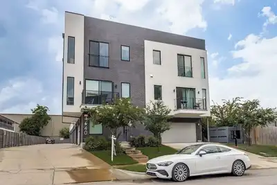 Image de Dallas Townhouse with Office, Home Gym, Secured Parking, Rooftop views