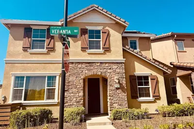 Image de Luxury Fully Furnished 4br/3ba!